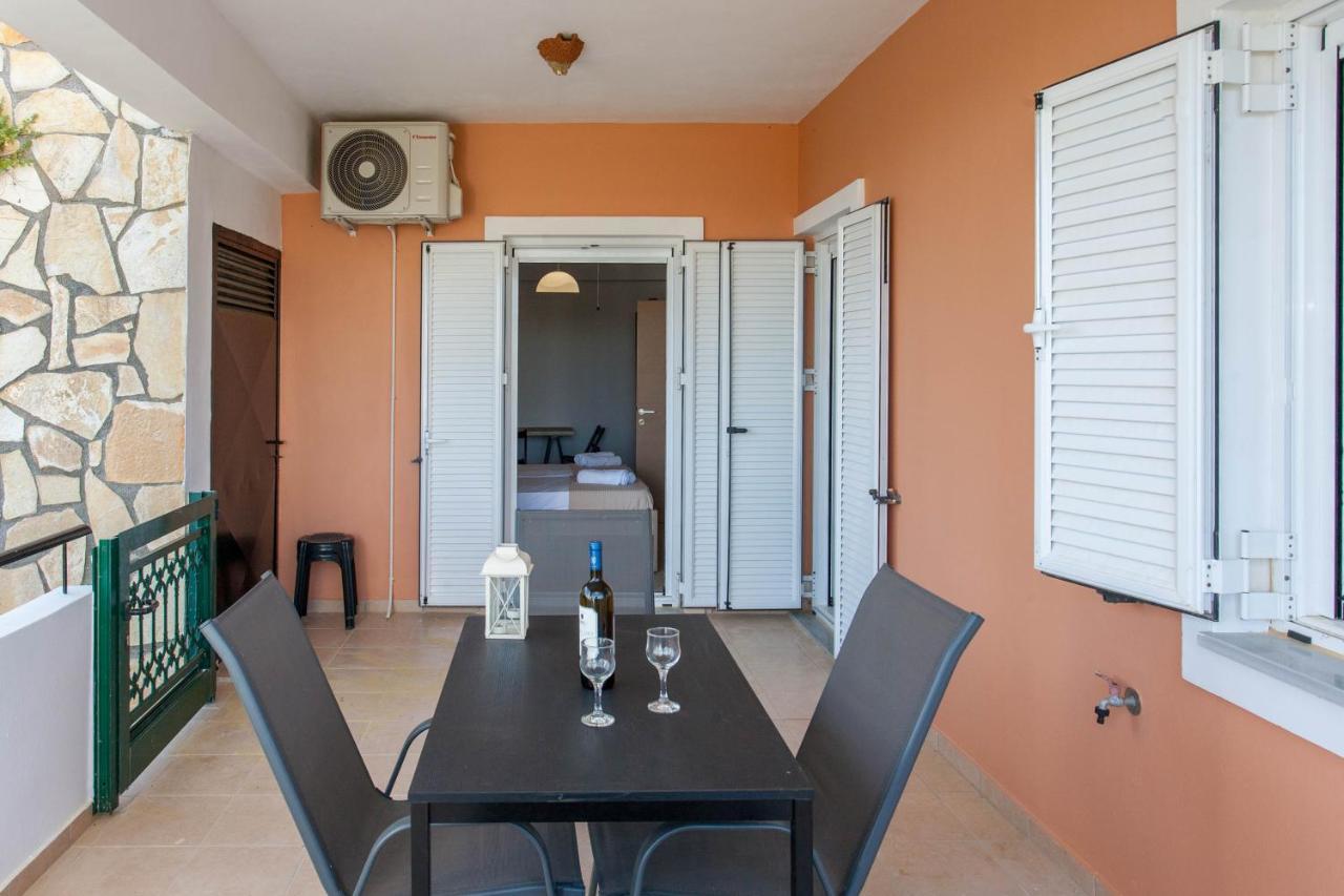 Hillside Seaview Apartment สตาโลส ภายนอก รูปภาพ